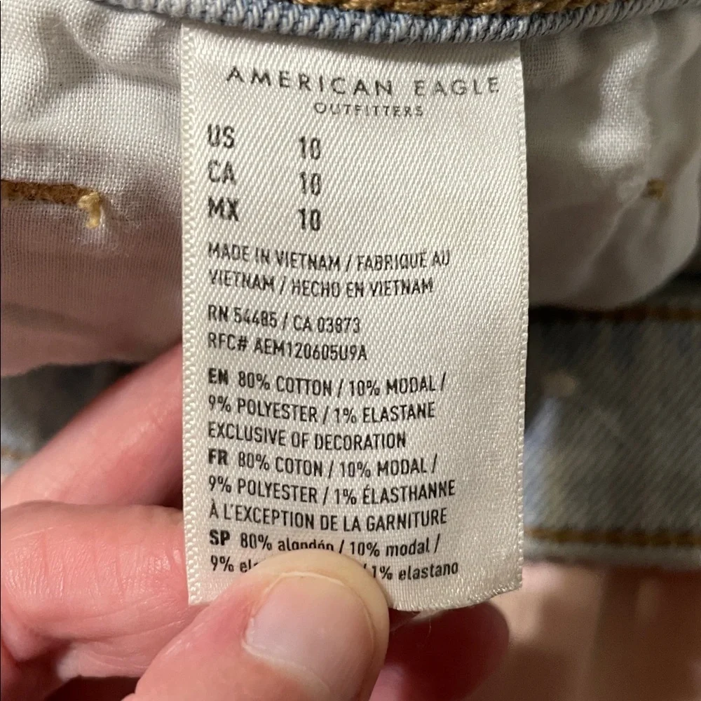 American Eagle Outfitters Mom Short Light Wash Distressed Denim Shorts Size 10 - Picture 3 of 6